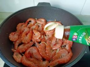 翻炒到对虾变成红色，加两勺料酒去腥。