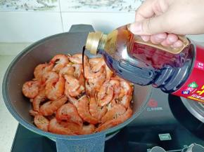 加一勺老抽上色。