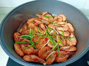 将调味料翻炒均匀，撒葱段即可出锅享用。