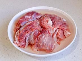 牛腩反复泡冷水，将血水泡出。