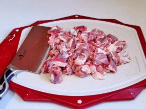 再将牛腩切小块。