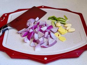 洋葱，葱姜蒜切好。