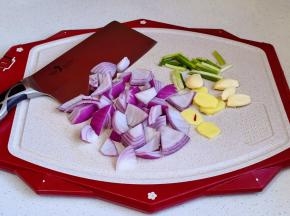 洋葱，葱姜蒜切好。