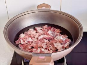 牛腩冷水下锅，烧开后撇出血沫，再煮2分钟。