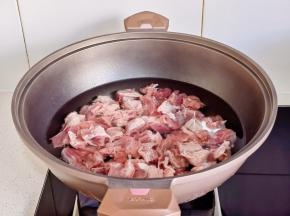 牛腩冷水下锅，烧开后撇出血沫，再煮2分钟。