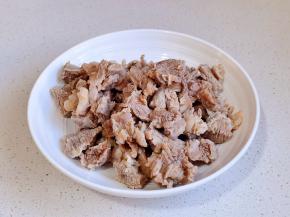 捞出温水冲洗沥干水分。