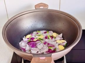 起油锅加入葱姜蒜，洋葱炒出香味。