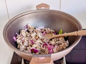 加入牛腩翻炒。