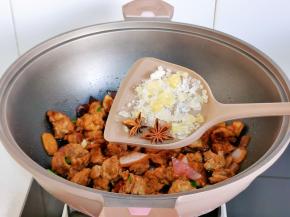 加入冰糖，八角。