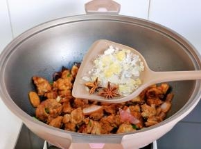 加入冰糖，八角。