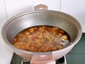 加入清水，没过牛腩为佳。