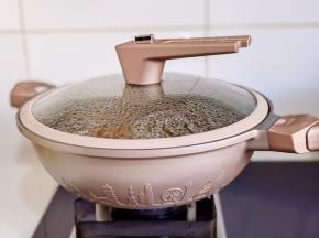 盖上盖子烧开后转小火20分钟。