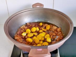 加入板栗再炖15分钟。