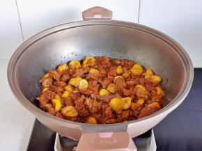 按个人口味加盐调味，大火收汁，留点汤汁更好吃。