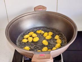 板栗冷水下锅煮沸捞出。