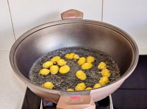 板栗冷水下锅煮沸捞出。