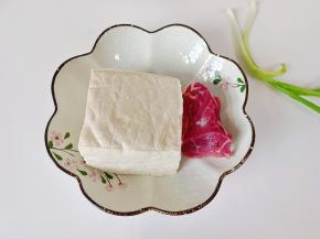 准备豆腐，牛肉，小葱。