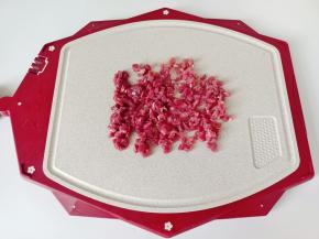 牛肉放在砧板上切成小丁。