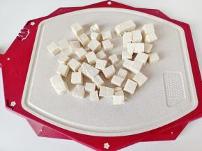 豆腐切成小块。