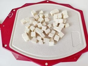 豆腐切成小块。