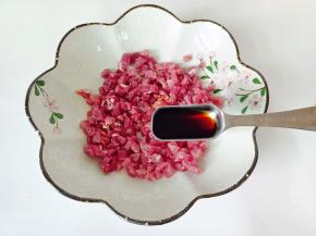 把牛肉放在碗里，加生抽一勺。