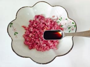 把牛肉放在碗里，加生抽一勺。