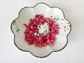 加红薯粉抓拌均匀。