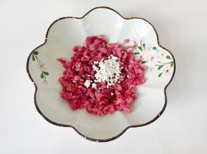 加红薯粉抓拌均匀。