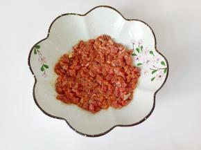 最后加食用油锁住牛肉的水分。