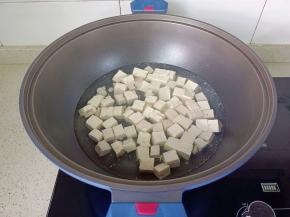 锅里水开下豆腐。