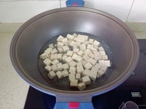 锅里水开下豆腐。