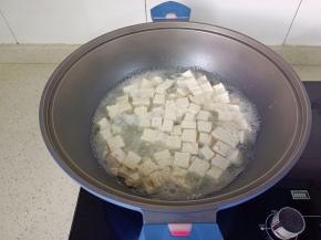 焯水两分钟，焯去豆腥味。