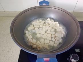 焯水两分钟，焯去豆腥味。