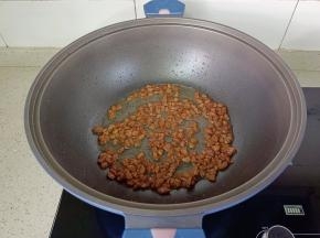 热锅热油下牛肉粒爆炒到变色。