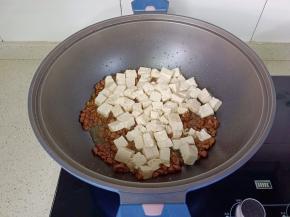 加入豆腐 。