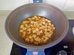 加小半碗清水或者高汤，开大火炖煮五分钟。