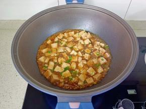 最后加点盐调味，撒葱花起锅。