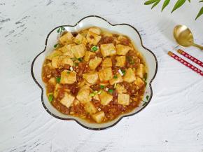 豆腐嫩滑，牛肉鲜香，巨好吃！下饭菜必备的一道菜，拌饭吃味道一绝。