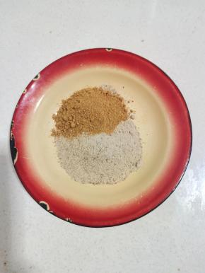 准备一小碗椒盐，撒点孜然粉混合均匀！(没有椒盐的也可以用盐来代替！)