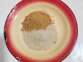 准备一小碗椒盐，撒点孜然粉混合均匀！(没有椒盐的也可以用盐来代替！)