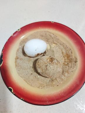 浸泡完的鸡蛋均匀裹上椒盐和孜然粉！
