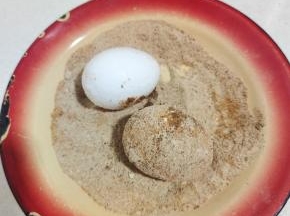 浸泡完的鸡蛋均匀裹上椒盐和孜然粉！