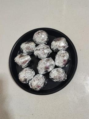 取出后可以先冷却，或者冷藏一晚更入味!吃之前再剥开锡纸！
