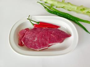 准备好牛肉线椒，小米椒和莴笋。