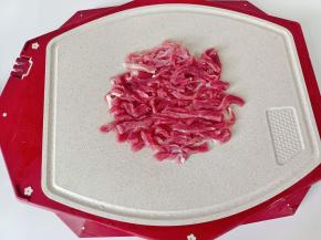 牛肉顺着纹路切成细丝。