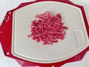 牛肉顺着纹路切成细丝。