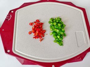 把线椒，小米椒切成圈。