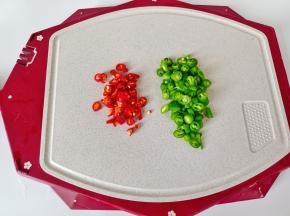 把线椒，小米椒切成圈。