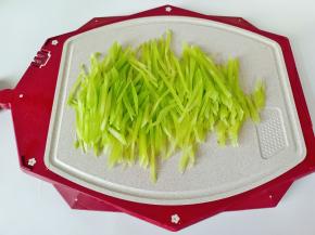 莴笋削皮，切成细丝。