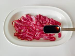 切好的牛肉丝加半勺老抽。